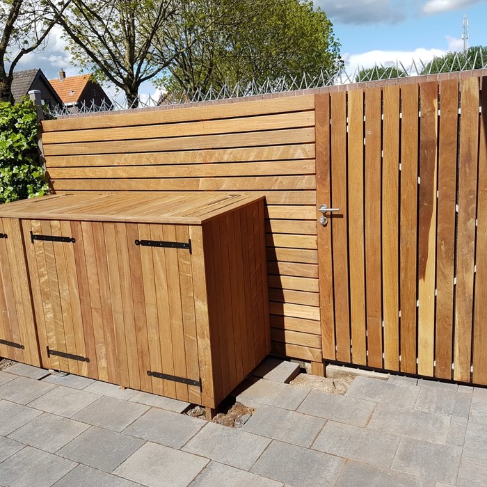Overview of an Ipé slatted fence with integrated gate and wheelie bin storage