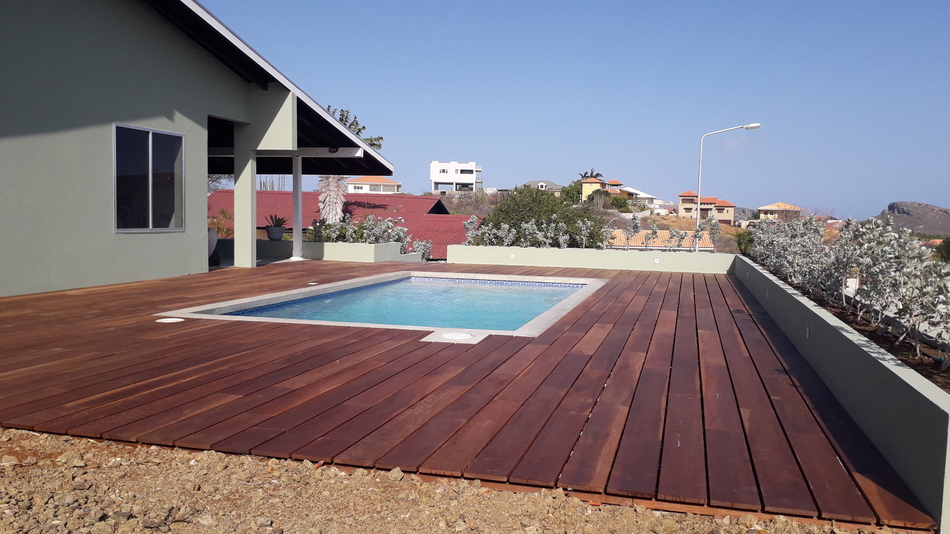 Luxury Ipé hardwood pool deck in Curacao treated with dark UV-protective oil